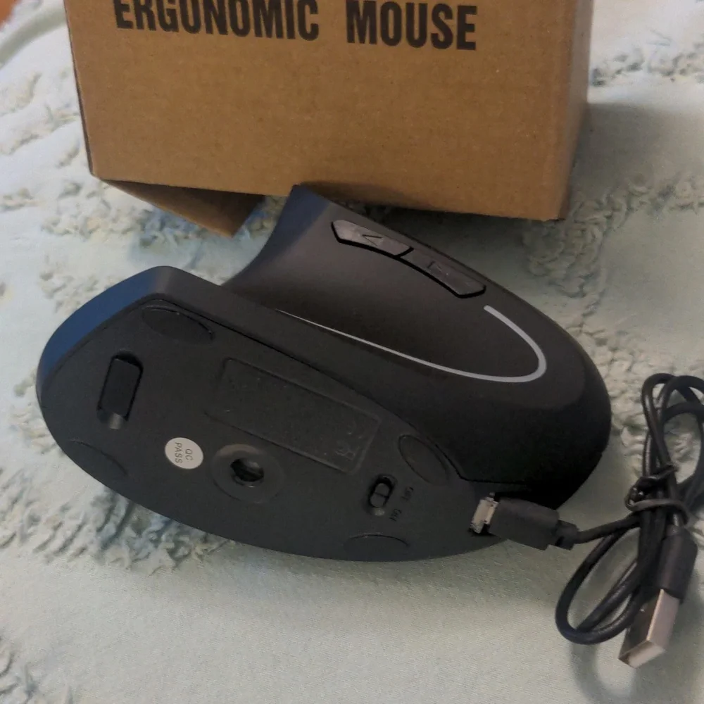 Ergonomic wireless mouse with charging cable. New in box